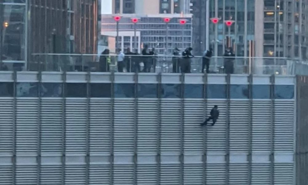 Άνδρας οπλισμένος απειλεί να πέσει από τον «Πύργο Τραμπ» αν δεν μιλήσει με τον Αμερικανό Πρόεδρο (βίντεο)